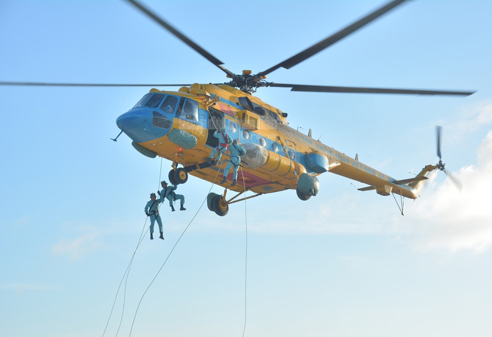 Những năm gần đây, bộ đội đặc công còn tổ chức huấn luyện nhảy dù và đổ bộ đường không.