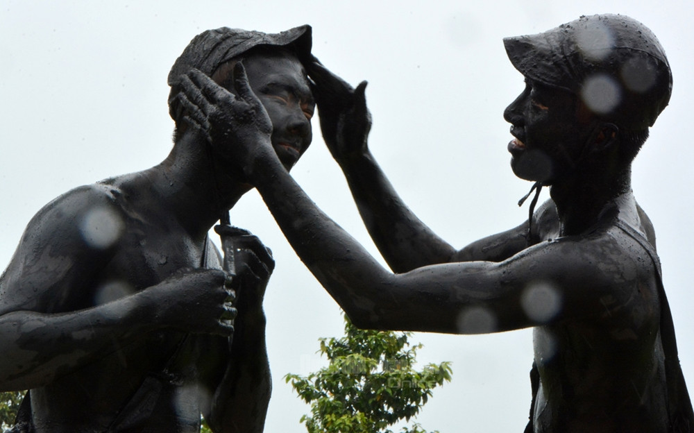 Ngụy trang bôi trát bằng đất.