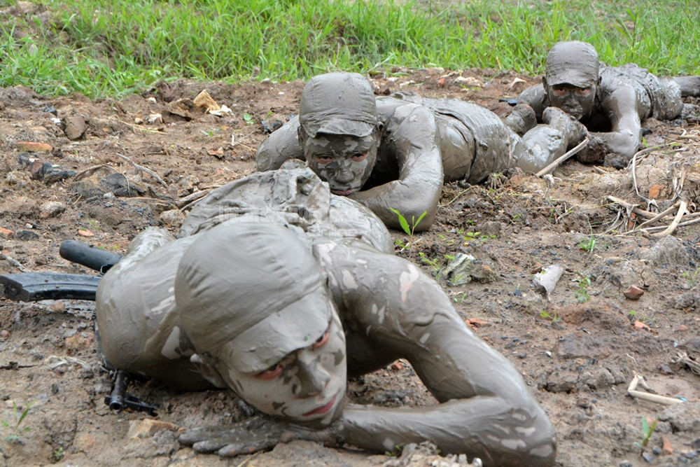 Tùy theo đặc điểm và nhiệm vụ mà xác định cách ngụy trang phù hợp để tiếp cận mục tiêu và tiêu diệt kẻ thù.