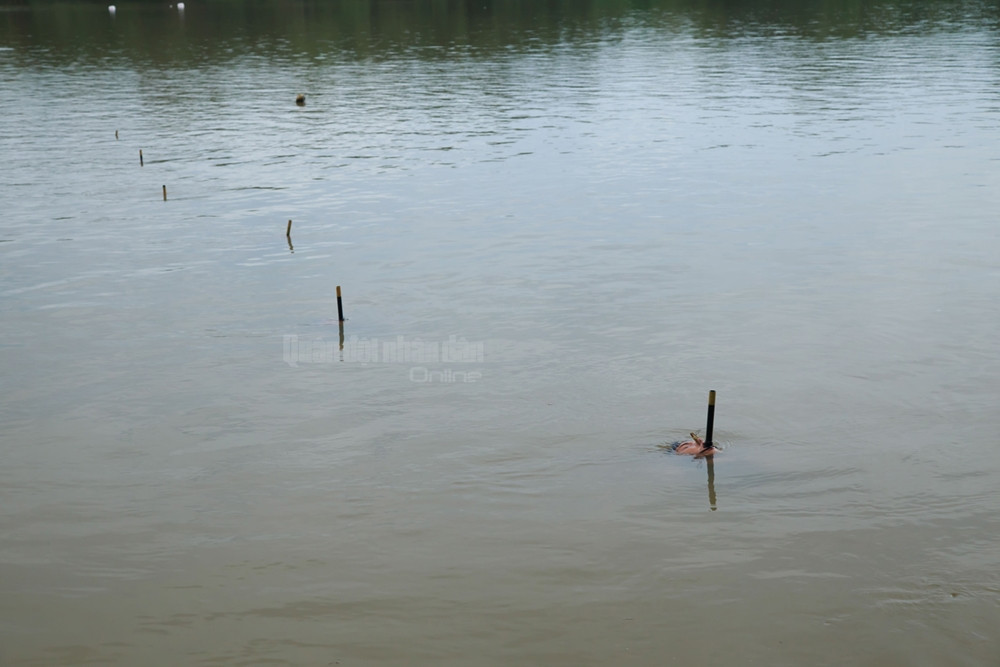 Bộ đội đặc công nước tiếp cận mục tiêu.