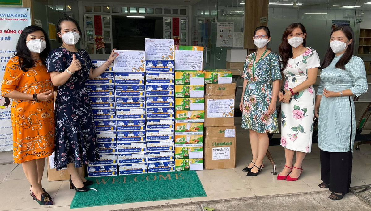 Bao Tri thuc & Cuoc song tham 3 benh vien Nhi dip Tet Trung thu-Hinh-2