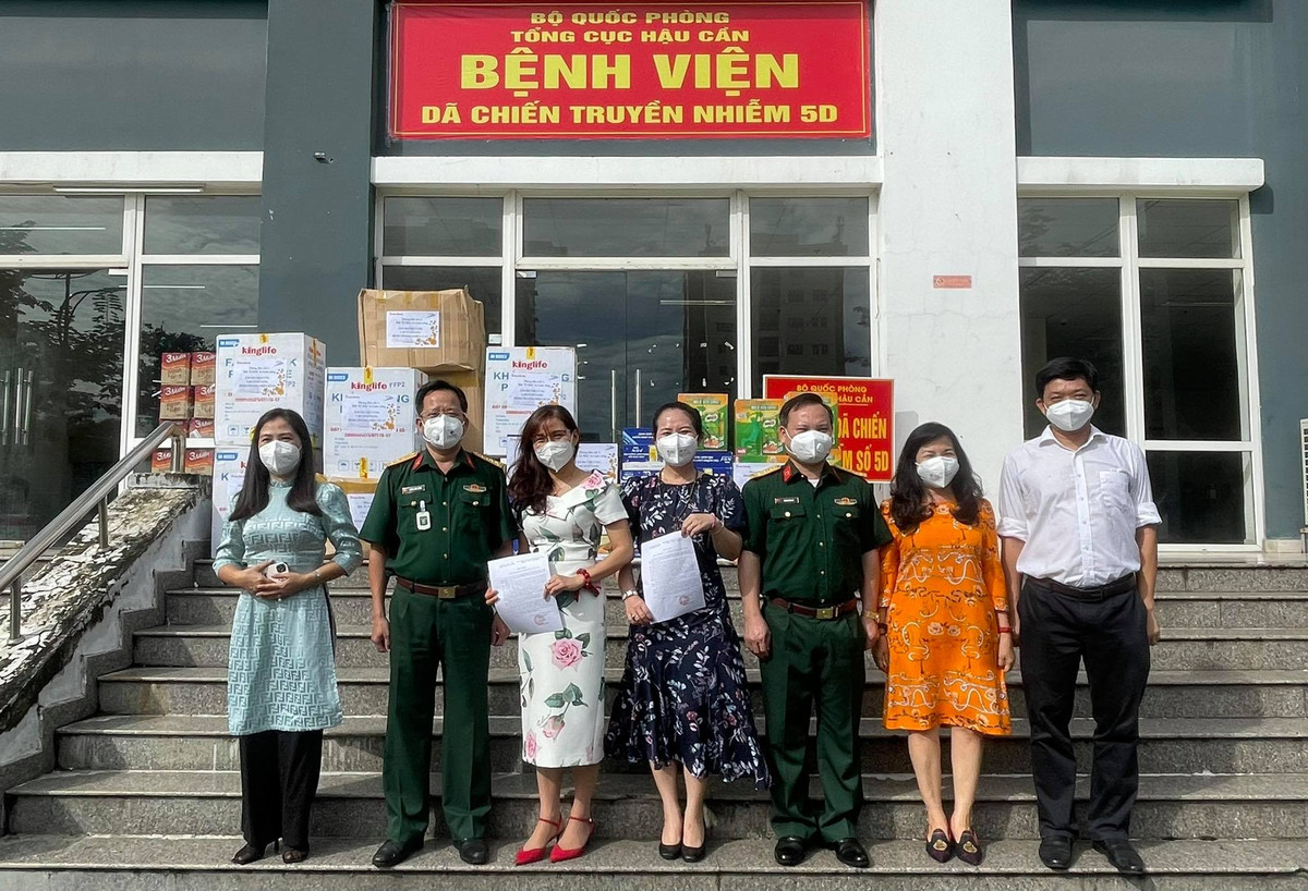 Bao Tri thuc & Cuoc song tham 3 benh vien Nhi dip Tet Trung thu