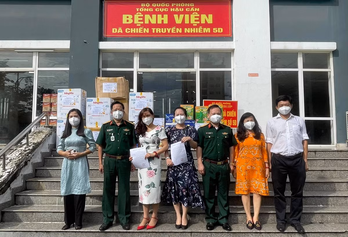 Báo Tri thức & Cuộc sống thăm 3 bệnh viện Nhi dịp Tết Trung thu Bao Tri thuc & Cuoc song tham 3 benh vien Nhi dip Tet Trung thu