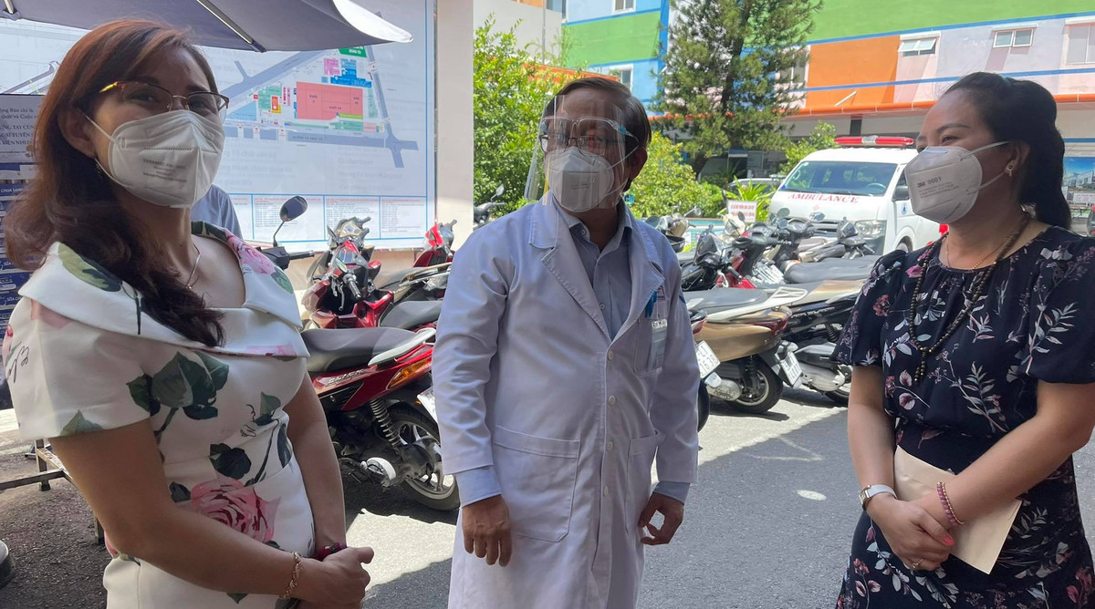 Bao Tri thuc & Cuoc song tham 3 benh vien Nhi dip Tet Trung thu-Hinh-3