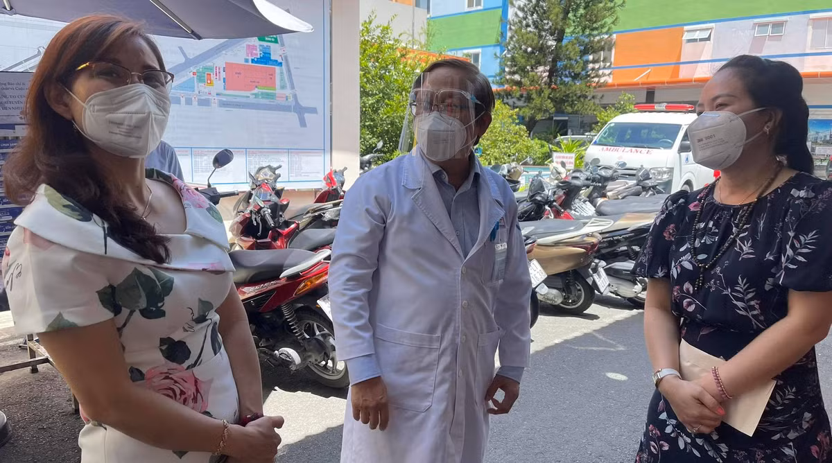 Bao Tri thuc & Cuoc song tham 3 benh vien Nhi dip Tet Trung thu-Hinh-3