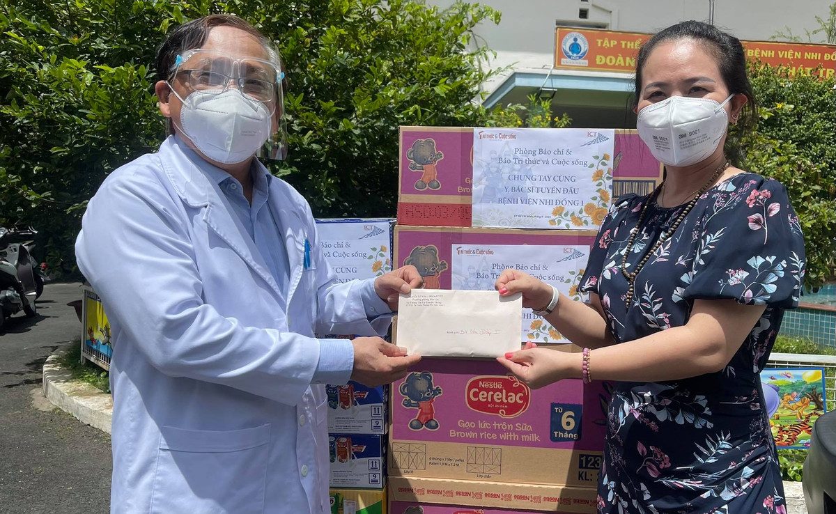 Bao Tri thuc & Cuoc song tham 3 benh vien Nhi dip Tet Trung thu-Hinh-4