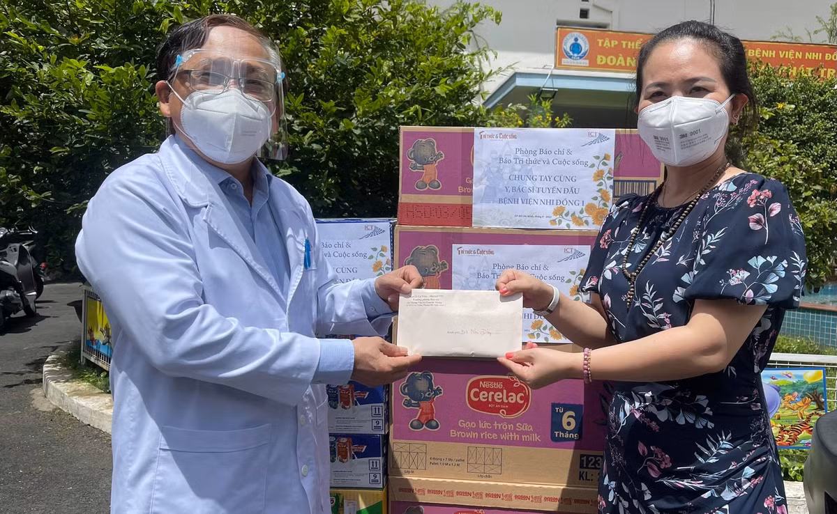 Bao Tri thuc & Cuoc song tham 3 benh vien Nhi dip Tet Trung thu-Hinh-4