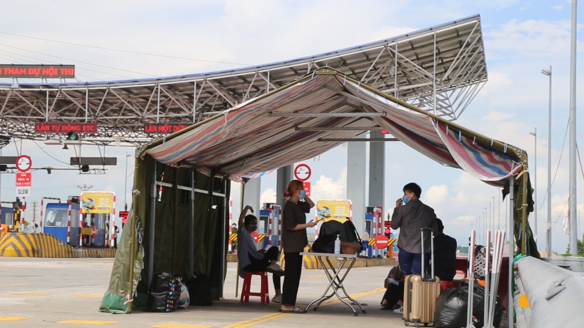 Theo quy định của tỉnh Quảng Ninh, người dân vào tỉnh phải xuất trình giấy xét nghiệm bằng phương pháp RT-PCR và xuất trình giấy chứng nhận tiêm đủ 2 mũi vắc xin ngừa COVID-19.