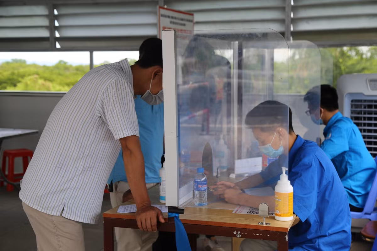 Đoàn thanh niên túc trực tại chốt kiểm dịch để hướng dẫn các tài xế và người dân thực hiện thủ tục khai báo điện tử trước khi vào tỉnh.