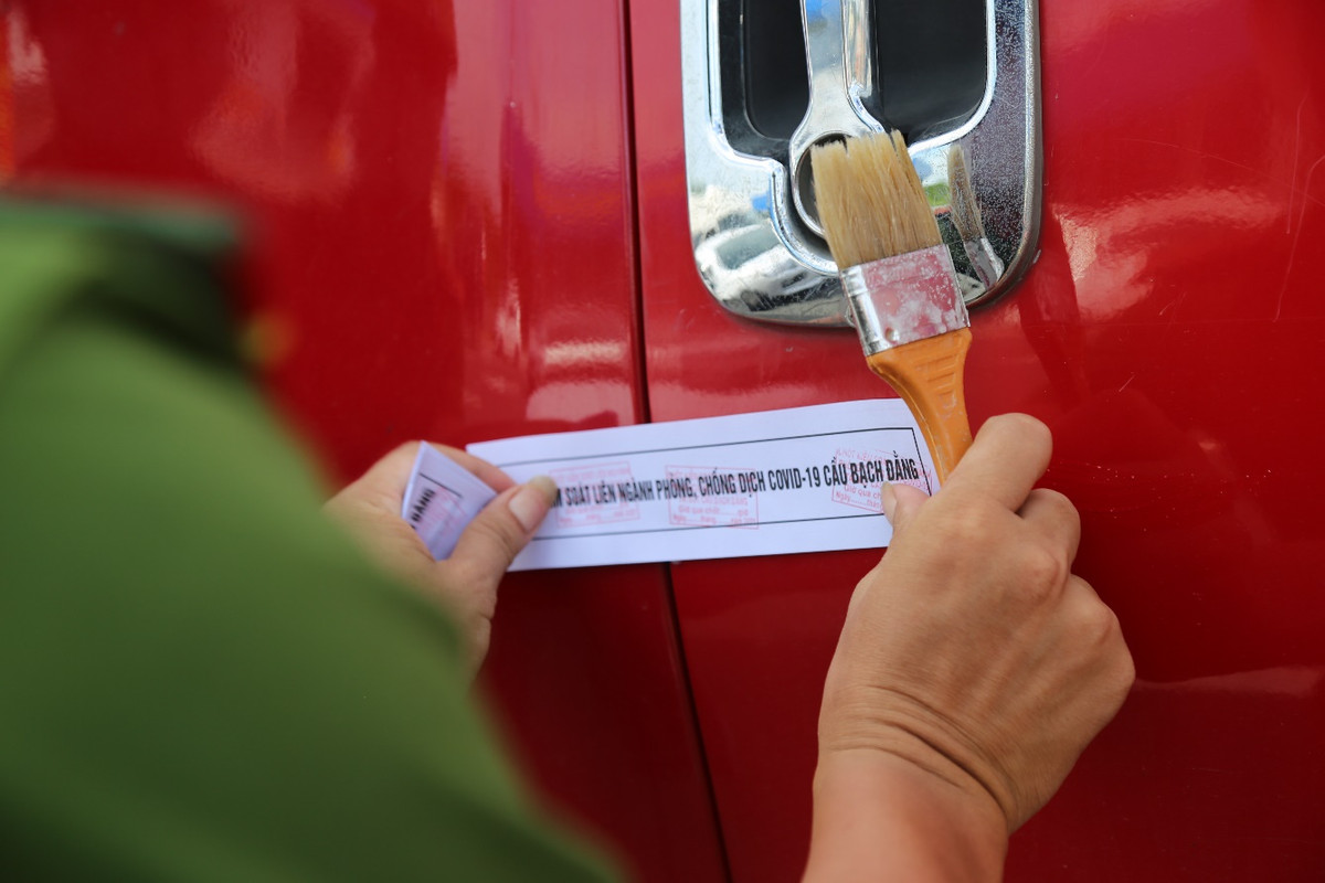 Lực lượng chức năng dán tem niêm phong ca bin xe chở hàng hóa khi đi qua chốt kiểm dịch BOT cầu Bạch Đằng, các xe chở hàng hóa chỉ được dừng, đỗ khi giao hàng ở điểm giao hàng và tiếp nhiên liệu..