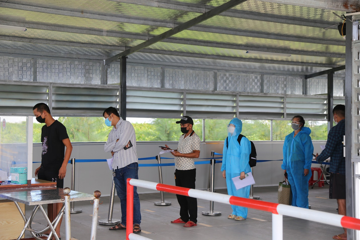 Người dân thực hiện nghiêm chỉnh thông điệp 5K trong lúc khai báo y tế. (Ảnh: Huyền Chi)