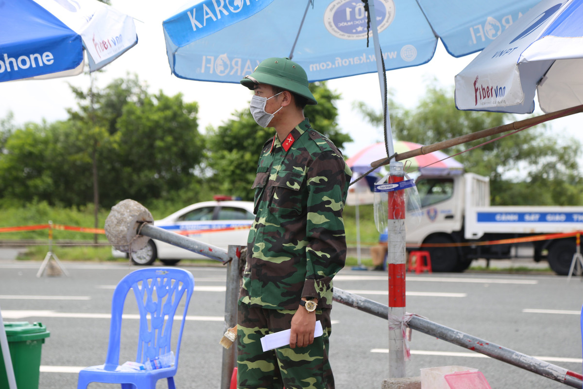 Lực lượng Bộ chỉ huy Quân sự tỉnh cũng túc trực tại chốt kiểm soát.