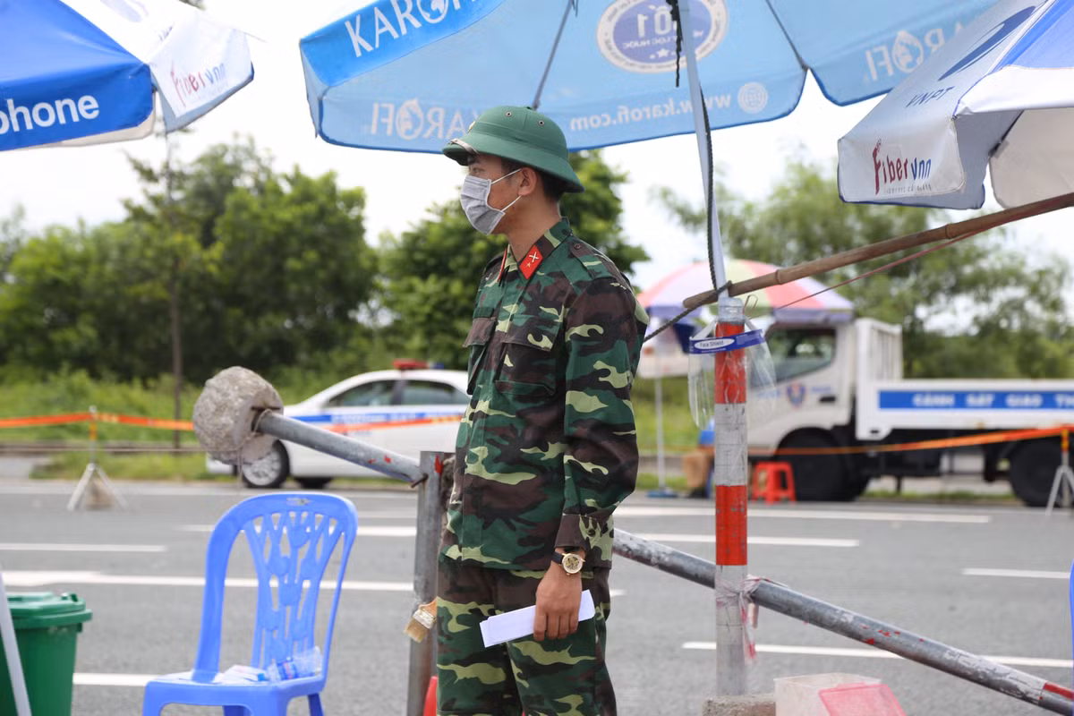 Lực lượng Bộ chỉ huy Quân sự tỉnh cũng túc trực tại chốt kiểm soát.