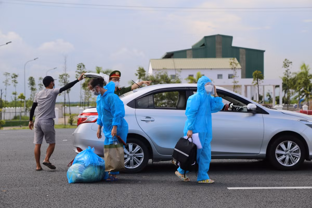 Người dân về từ vùng dịch hoặc những địa phương đang thực hiện Chỉ thị 15, Chỉ thị 16 sẽ di chuyển đến lều dựng chờ riêng để đợi xe y tế chuyên dụng đưa đi cách ly tập trung theo quy định.