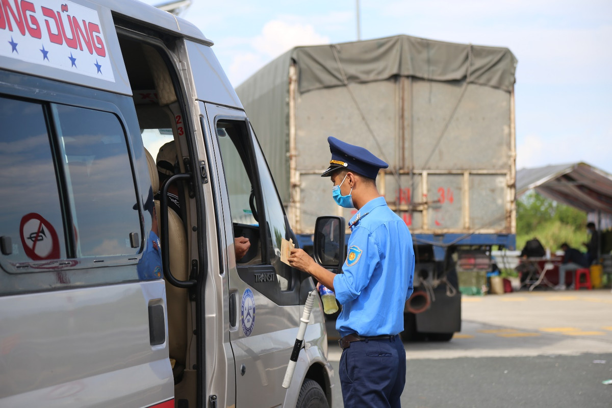 Tất cả các lái xe đều phải xuất trình giấy tờ đúng quy định.