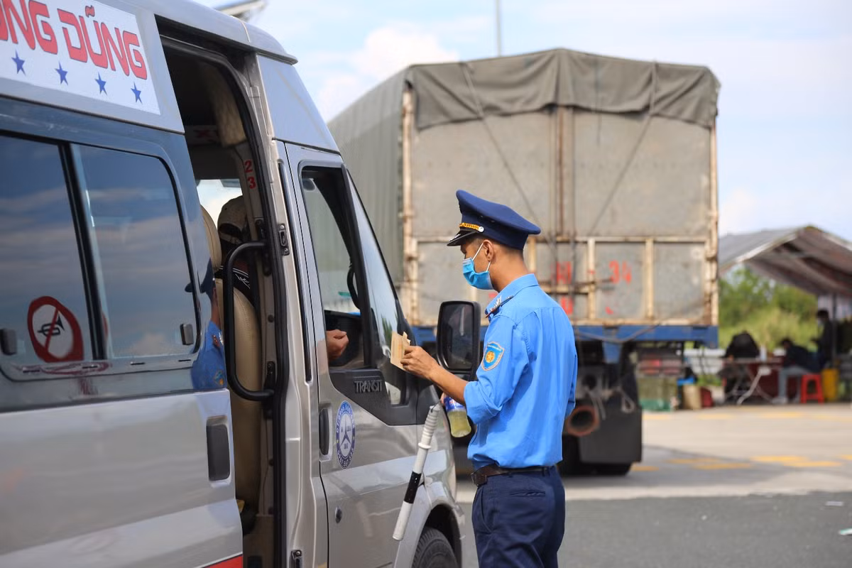 Tất cả các lái xe đều phải xuất trình giấy tờ đúng quy định.