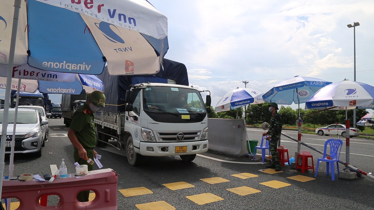 Đã có nhiều xe không thực hiện đầy đủ theo quy định phòng chống dịch COVID-19, trung bình mỗi ngày có khoảng 100 phương tiện phải quay đầu, không được phép vào tỉnh, chia sẻ của đồng chí Trung úy Hoàng Tiến Đạt.