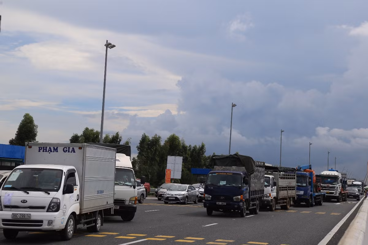 Lượng xe tải chở hàng hóa vào tỉnh có tăng hơn sau khi chính phủ thống nhất chỉ đạo tất cả các loại hàng hóa đều là thiết yếu dù phục vụ sinh hoạt hay sản xuất cũng như nhau, trừ hàng cấm.