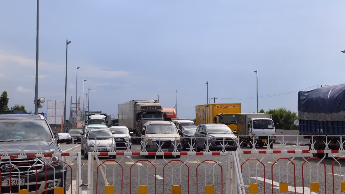 Chỉ riêng trong hai ngày đầu tuần cận Lễ Quốc Khánh 2/9, mật độ phương tiện vào tỉnh cao hơn khoảng 30%, tức 2000 xe so với ngày thường.