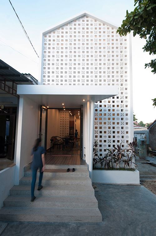 Việc cải tạo nhà được tiến hành với các yêu cầu căn bản như: chỉ cần 1 tầng, khu vực khách, bếp rộng rãi, phòng ngủ vừa đủ,… nhằm tiết kiệm chi phí. Ảnh: Ngôi nhà đẹp bất ngờ sau cải tạo.