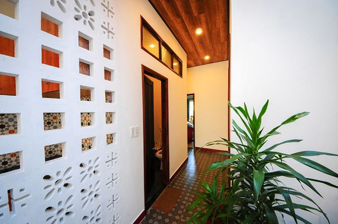 Phía cuối nhà là phòng ngủ đươc bố trí vô cùng tinh tế bên cạnh khu vườn xanh mát.