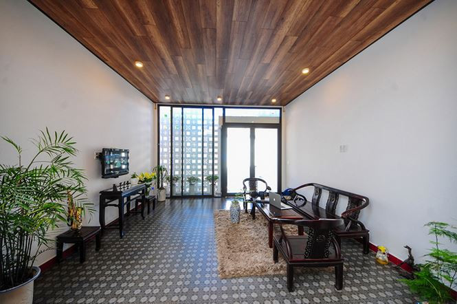 Đặt một vài chậu cây xanh trong nhà giúp không gian gần gũi với thiên nhiên hơn.