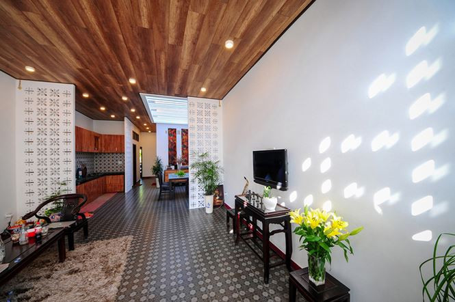 Bên trong nhà, các không gian được sắp xếp theo chiều dọc với kiểu nội thất nhẹ nhàng.