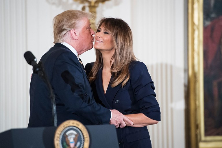 Bà Melania lần đầu tiên đặt chân đến Mỹ vào tháng 8/1996, và chính thức trở thành công dân Mỹ vào năm 2006 sau khi kết hôn cùng ông Donald Trump. Ảnh: VF.
