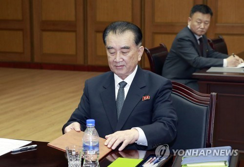 Ngày 16/2, đoàn tiền trạm của Triều Tiên, trong đó có ông Kim Chang-son - người có vai trò như Chánh văn phòng của nhà lãnh đạo Triều Tiên Kim Jong-un, đã đến sân bay Nội Bài để thực hiện các công việc chuẩn bị cho thượng đỉnh sắp diễn ra tại Hà Nội. Họ sẽ thảo luận với các đối tác Mỹ về công tác tổ chức hậu cần cho sự kiện quan trọng này. Ảnh: Yonhap.