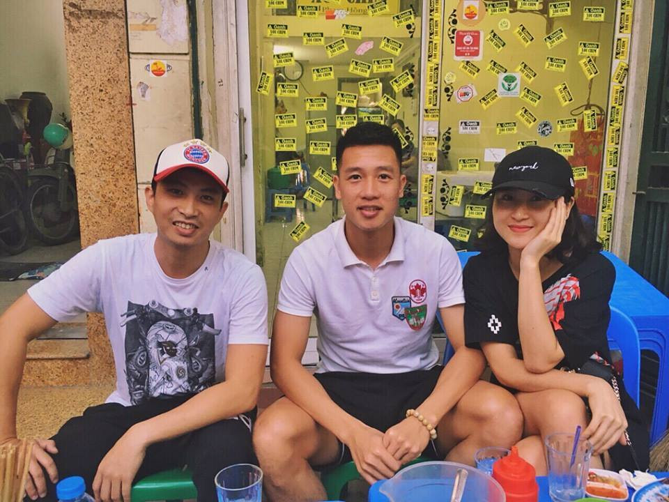 Cặp đôi hẹn hò và gặp gỡ bạn bè vào những ngày cuối năm.