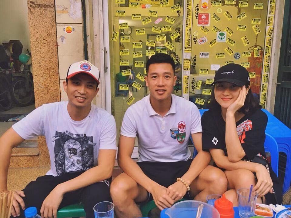 Cặp đôi hẹn hò và gặp gỡ bạn bè vào những ngày cuối năm.