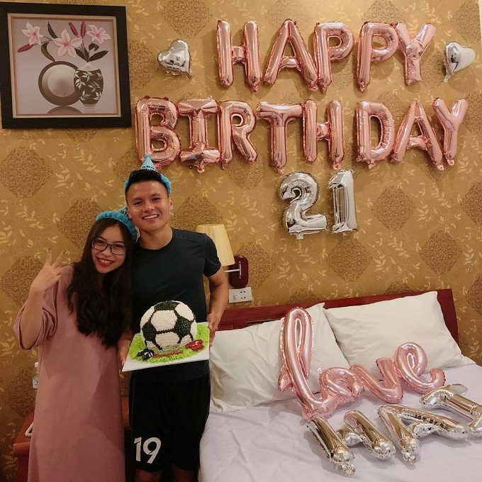 Công khai hẹn hò với cầu thủ Quang Hải, Nhật Lê (20 tuổi - quê Quảng Nam) nhanh chóng được người hâm mộ quan tâm. 9X gây chú ý khi tham dự cuộc thi âm nhạc The debut - Dự án số 1.