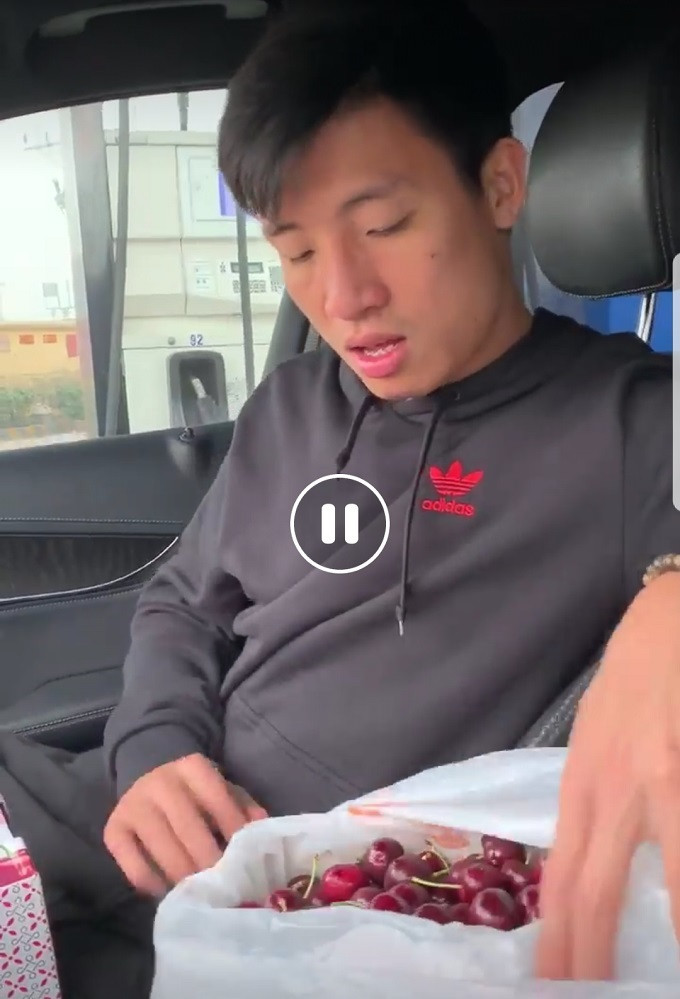 Tranh thủ thời gian nghỉ Tết, cầu thủ Tiến Dũng quảng bá sản phẩm cho bạn gái.