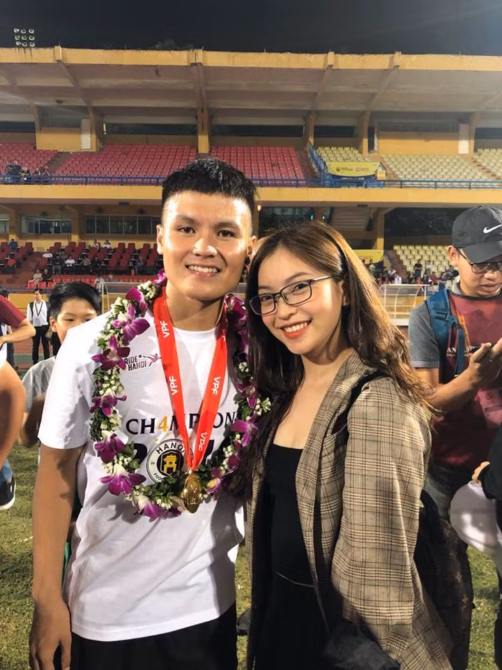 Sau mùa giải AFF Cup 2018, cặp đôi dính nghi án chia tay. Trước những tin đồn, Quang Hải và Nhật Lê đều không có bất cứ phản hồi nào.