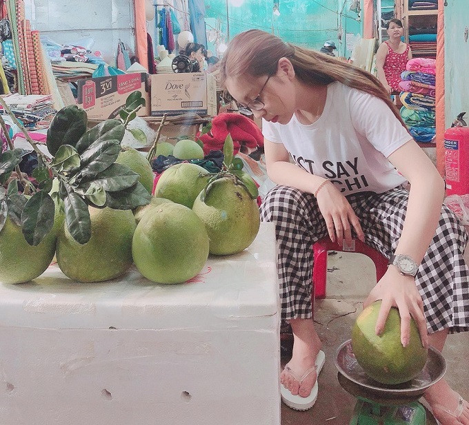 Ngày 29 Tết, bạn gái Quang Hải cập nhật trên trang facebook cá nhân dòng trạng thái hài hước: “29 Tết mà bưởi ế quá”, kèm theo đó là hình ảnh cô đi dép tông, đang ngồi cân bưởi.