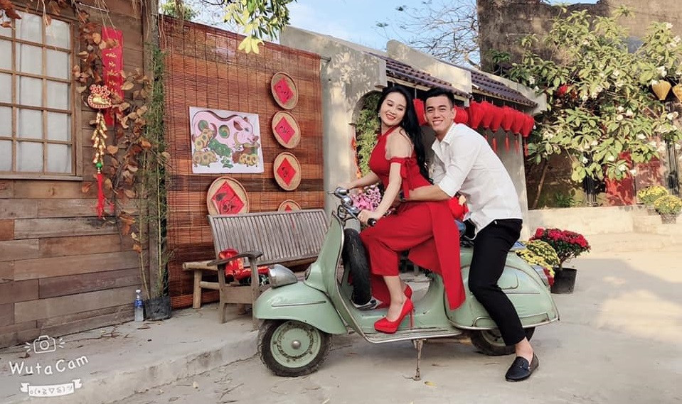 Cầu thủ Nguyễn Tiến Linh và bạn gái Ngọc Quyên (23 tuổi) thực hiện bộ ảnh ngọt ngào ở TP Vinh, Nghệ An.