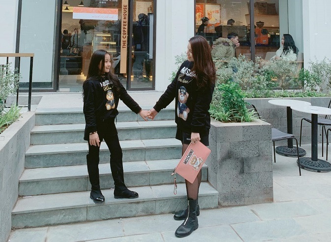 Là người kín đáo, Khánh Linh ít khi chia sẻ hình ảnh bạn trai lên trang cá nhân. Thay vào đó là hình ảnh gia đình và hàng hóa cô kinh doanh.