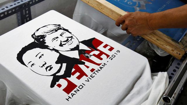 Chiếc áo in hình Tổng thống Mỹ Trump và lãnh đạo Triều Tiên Kim Jong-un với dòng chữ Peace (Hoà bình) được bày bán tại Hà Nội. Ảnh: Reuters.