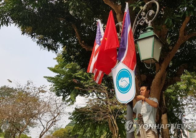 Hãng thông tấn Yonhap (Hàn Quốc) ghi lại hình ảnh quốc kỳ Mỹ, Triều Tiên và Việt Nam được treo trên đường phố nhân dịp Thượng đỉnh Mỹ-Triều diễn ra tại Hà Nội. Ảnh: Yonhap.