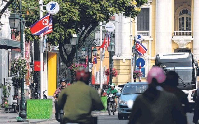 Công tác chuẩn bị cho Thượng đỉnh Mỹ-Triều lần 2 diễn ra tại Việt Nam đang ở những khâu cuối cùng. Theo hãng thông tấn Reuters ngày 24/2, công tác an ninh tại các khu vực tổ chức sự kiện tại Hà Nội được siết chặt. Ảnh: Quốc kỳ Mỹ và Triều Tiên được treo trên đường phố Hà Nội. Ảnh: EPA.