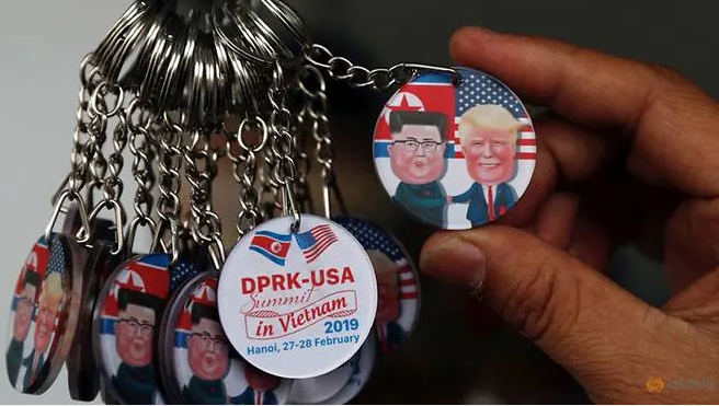 Móc chìa khóa mang nội dung Hội nghị Thượng đỉnh Mỹ-Triều tại Việt Nam cũng được bày bán tại Hà Nội ngày 24/2. Ảnh: Reuters.