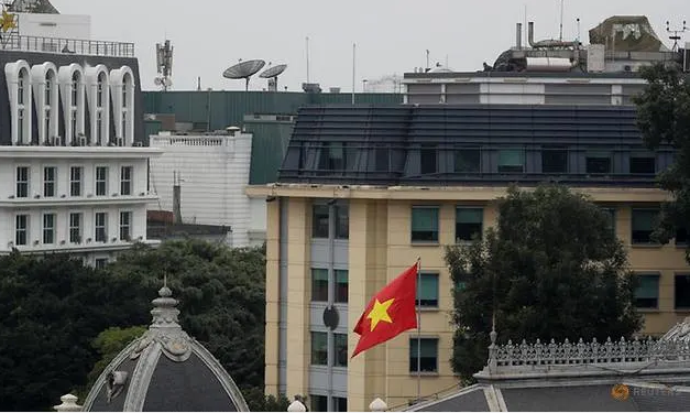 Lực lượng an ninh Việt Nam cũng được nhìn thấy làm việc bận rộn trên các mái nhà xung quanh nơi được cho là diễn ra cuộc gặp giữa hai nhà lãnh đạo Mỹ - Triều vào ngày 27-28/2 tới. Ảnh: Reuters.