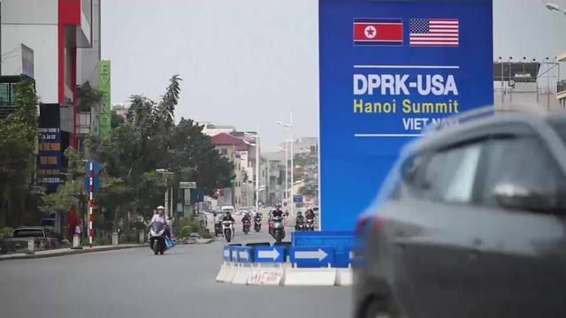 Đường phố Hà Nội được trang hoàng trong không khí chào đón Thượng đỉnh Mỹ-Triều lần 2 tại Việt Nam. Ảnh: CBS.