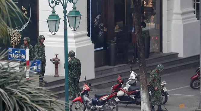 Công binh Việt Nam sử dụng thiết bị dò mìn đã rà soát kỹ lưỡng khu vực xung quanh khách sạn Metropole và một số địa điểm khác. Ảnh: Reuters.