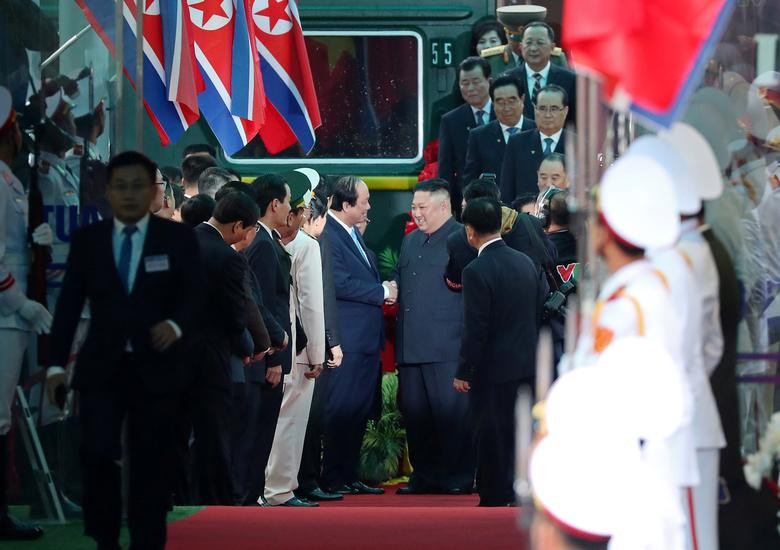 Nhà lãnh đạo Triều Tiên Kim Jong-un đã được các quan chức và người dân Việt Nam chào đón nồng nhiệt tại nhà ga Đồng Đăng. Ảnh: Reuters.