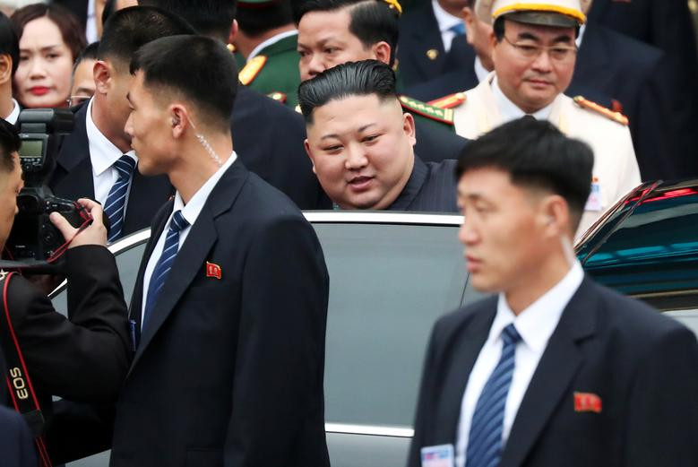 Sau khi bước xuống Ga Đồng Đăng, Chủ tịch Kim Jong-un ngay lập tức lên ôtô để về Hà Nội. Ảnh: Reuters.