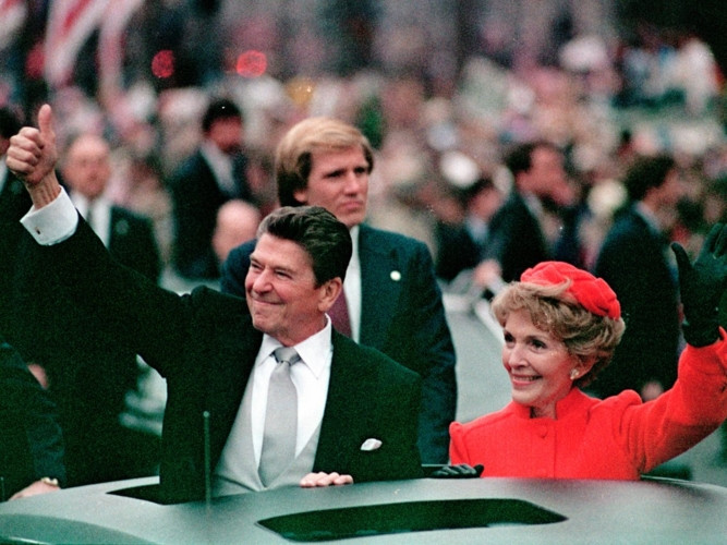 Tổng thống Ronald Reagan và Đệ nhất phu nhân Nancy Reagan vẫy chào những người ủng hộ đứng xếp hàng ở Washington trong lễ nhậm chức đầu tiên của ông vào tháng 1/1981. Mặc dù lúc đó đã 69 tuổi nhưng Tổng thống Ronald Reagan vẫn giữ được dáng vẻ phong độ của một ngôi sao điện ảnh.