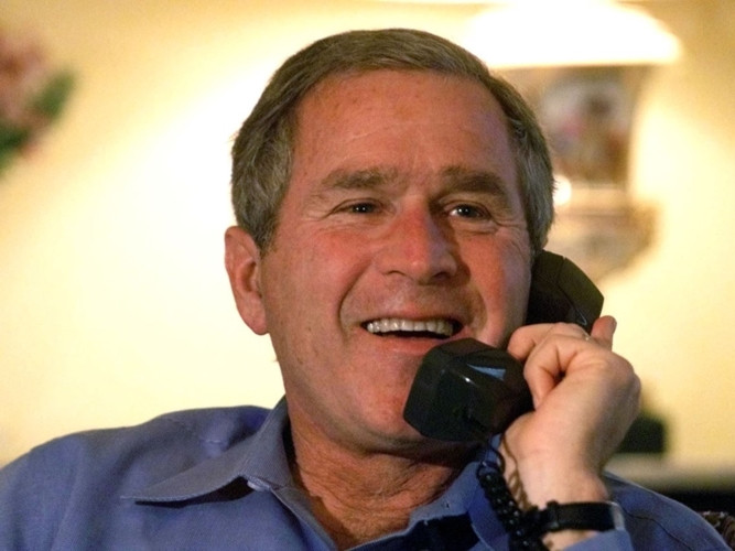 Hình ảnh Tổng thống George W. Bush đang điện đàm không lâu sau khi đắc cử trong cuộc bầu cử Tổng thống năm 2000.