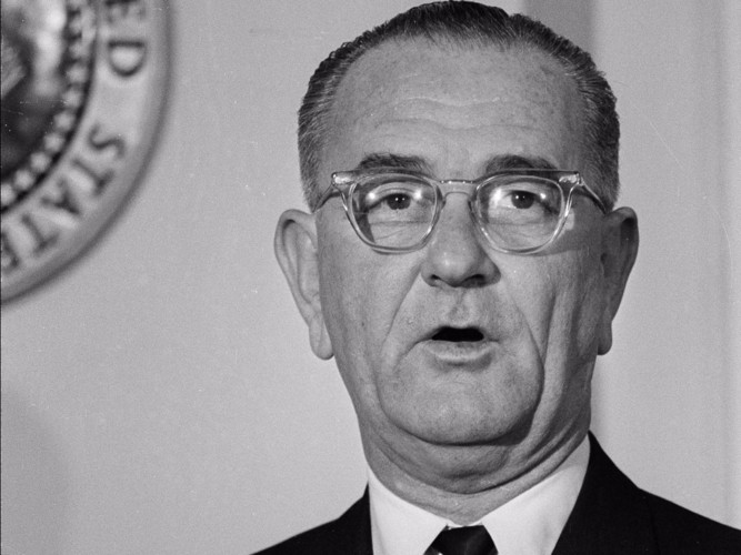 Tổng thống Lyndon Johnson tuyên bố về một ngày tang thương của nước Mỹ sau khi Tổng thống John F.Kennedy bị ám sát, không lâu sau khi tuyên thệ năm 1963.