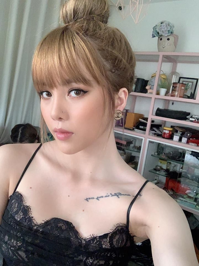 Thiều Bảo Trâm sinh năm 1994, là ca sĩ trẻ nổi tiếng với phong cách trẻ trung, sexy và hiện đại.